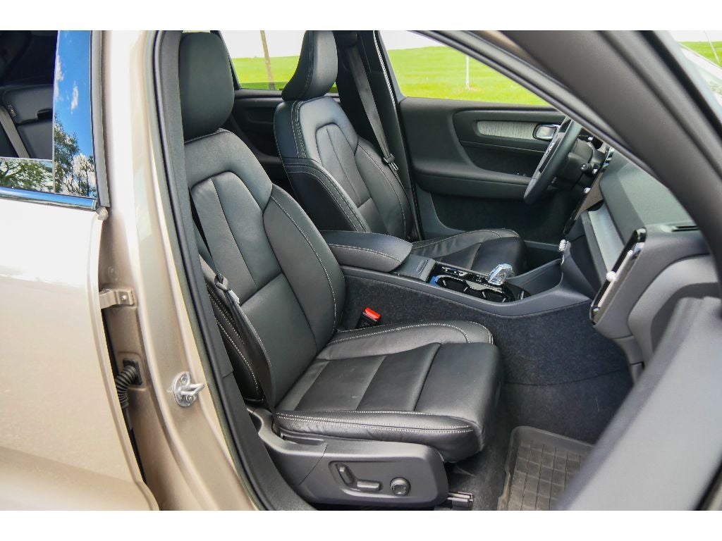 2023 Volvo XC40 Plus Dark Theme