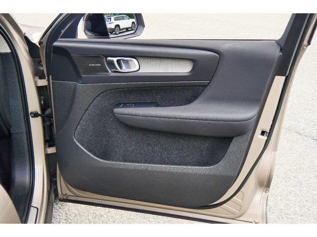 2023 Volvo XC40 Plus Dark Theme