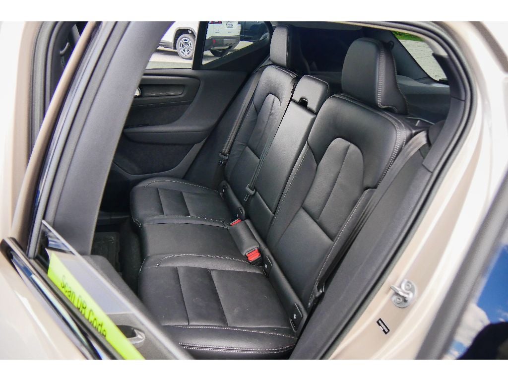 2023 Volvo XC40 Plus Dark Theme