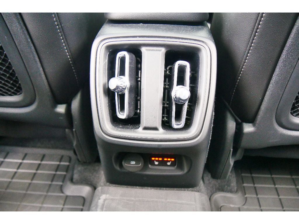 2023 Volvo XC40 Plus Dark Theme