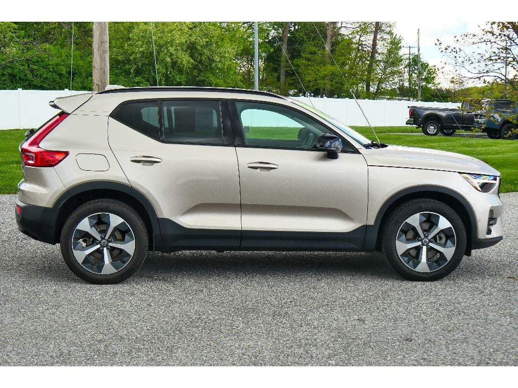 2023 Volvo XC40 Plus Dark Theme