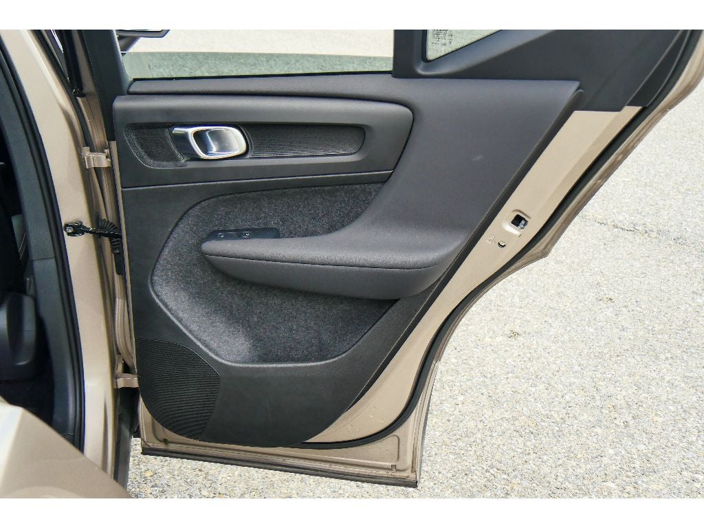 2023 Volvo XC40 Plus Dark Theme