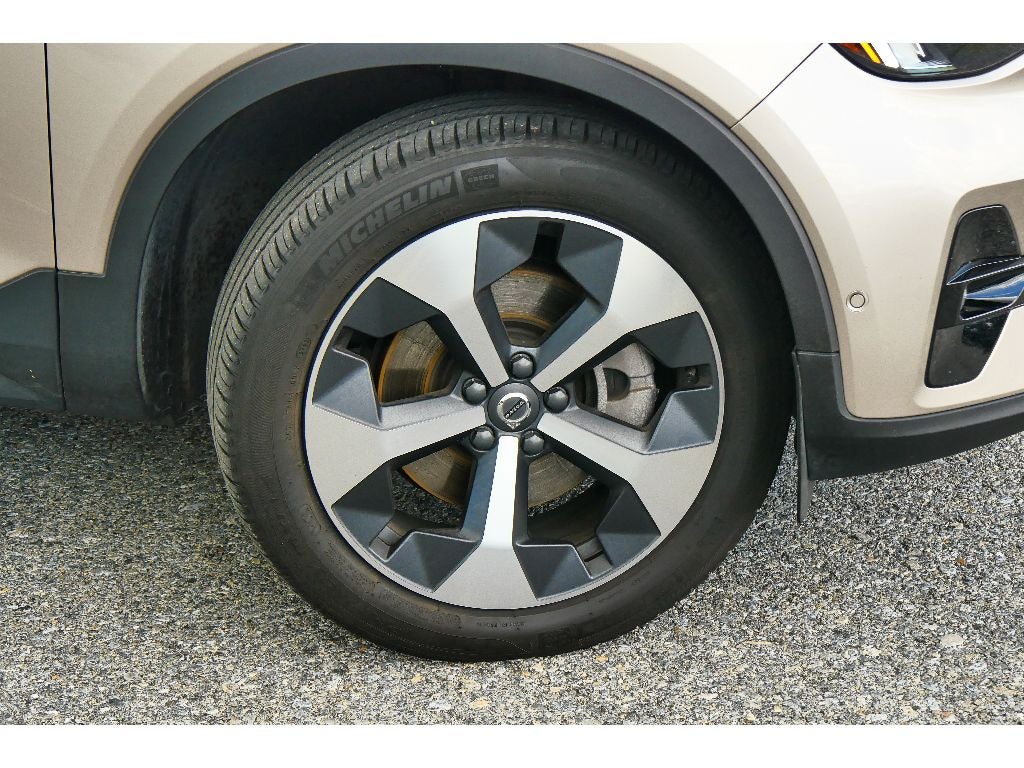 2023 Volvo XC40 Plus Dark Theme