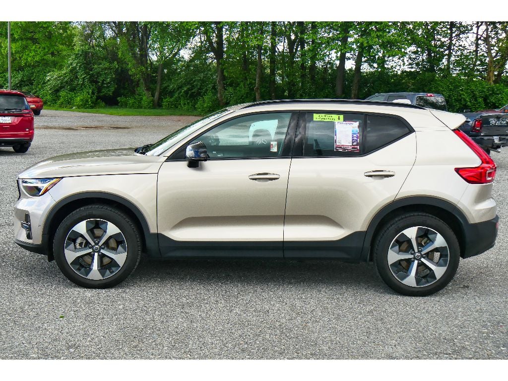 2023 Volvo XC40 Plus Dark Theme