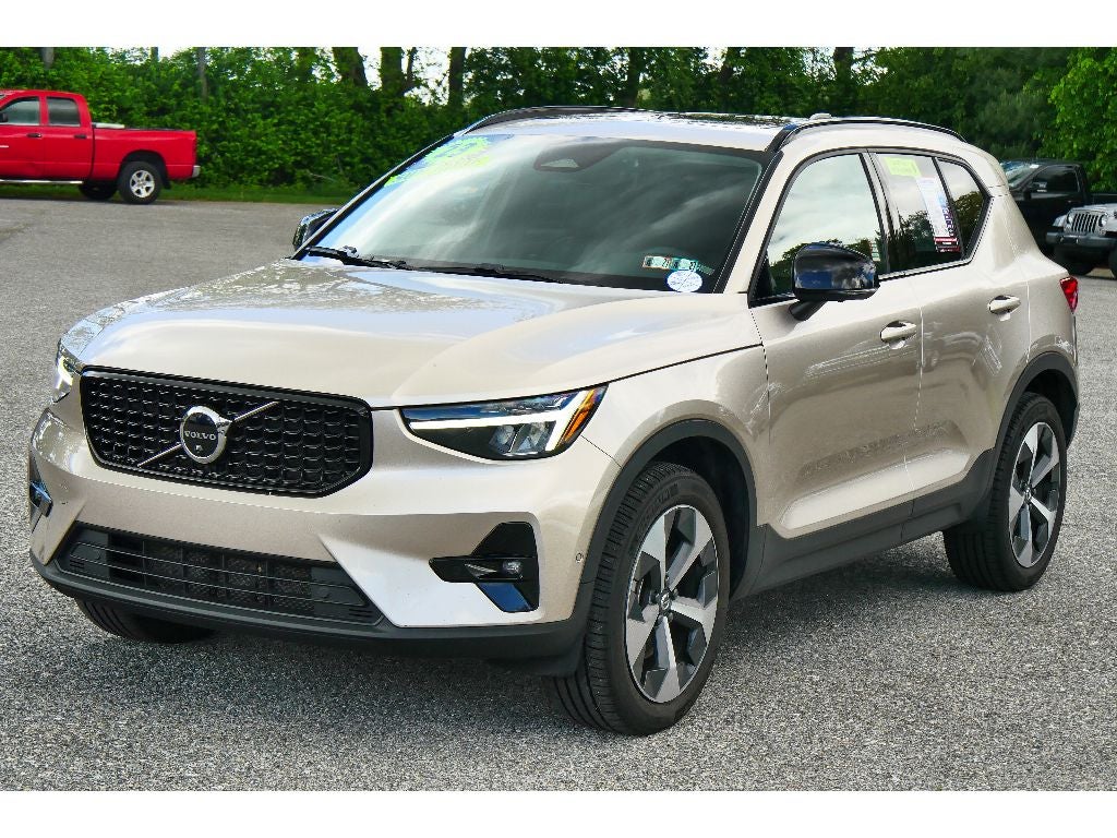 2023 Volvo XC40 Plus Dark Theme