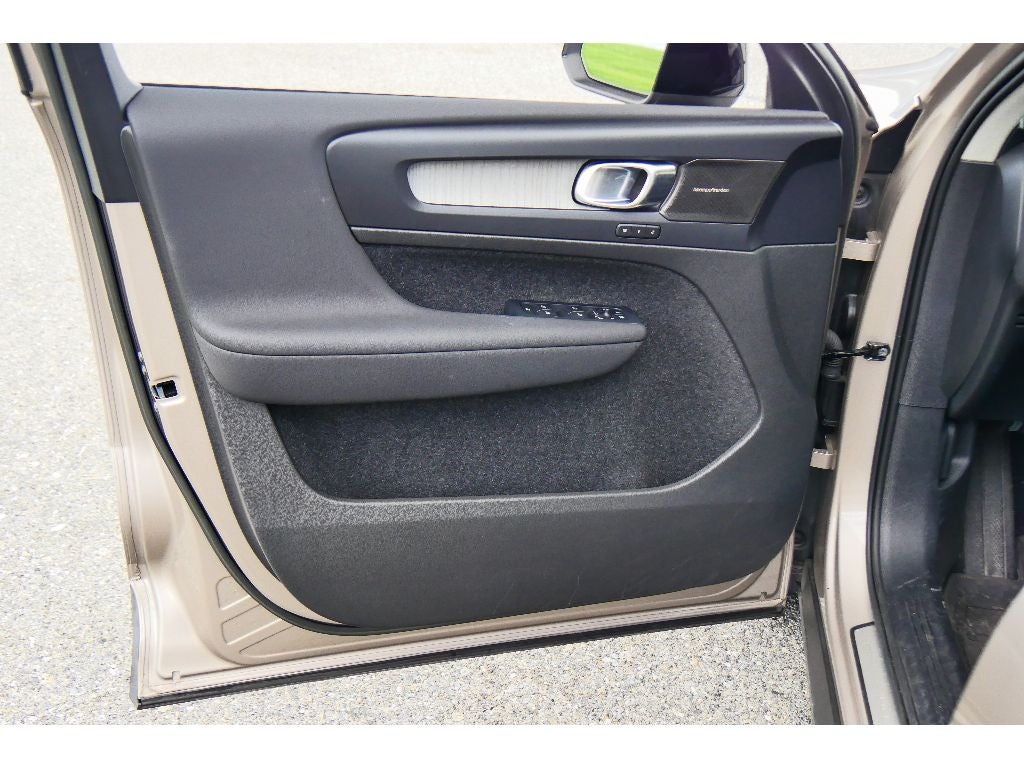 2023 Volvo XC40 Plus Dark Theme