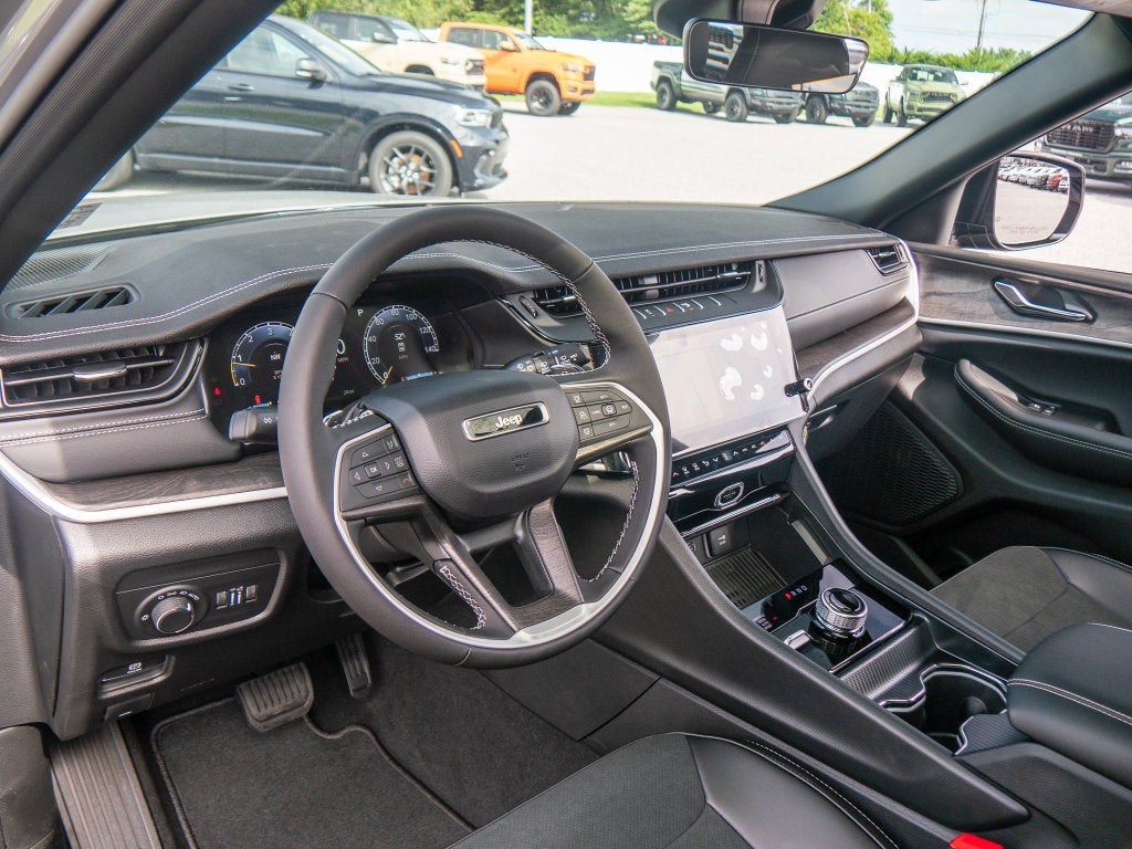 2027 Jeep Grand Cherokee Laredo Altitude