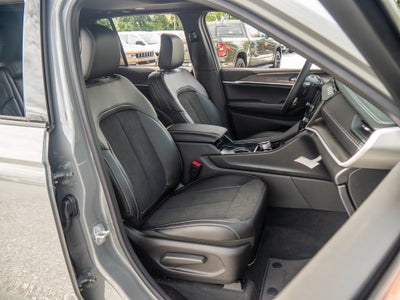 2027 Jeep Grand Cherokee Laredo Altitude