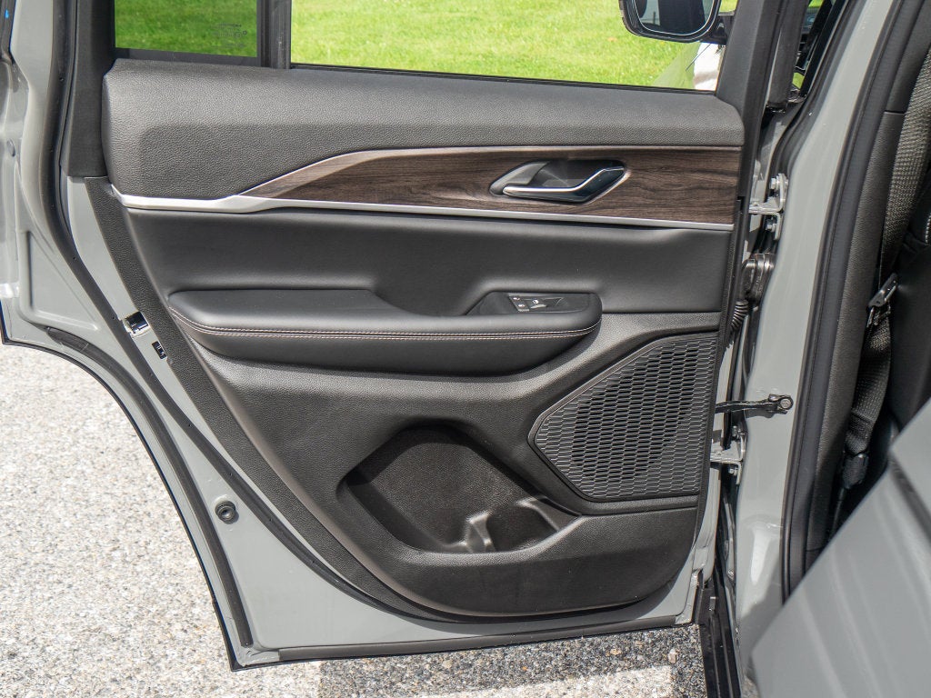 2027 Jeep Grand Cherokee Laredo Altitude