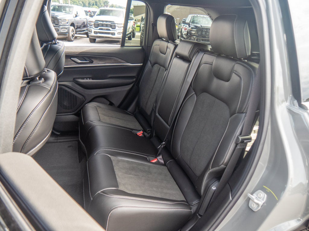 2027 Jeep Grand Cherokee Laredo Altitude