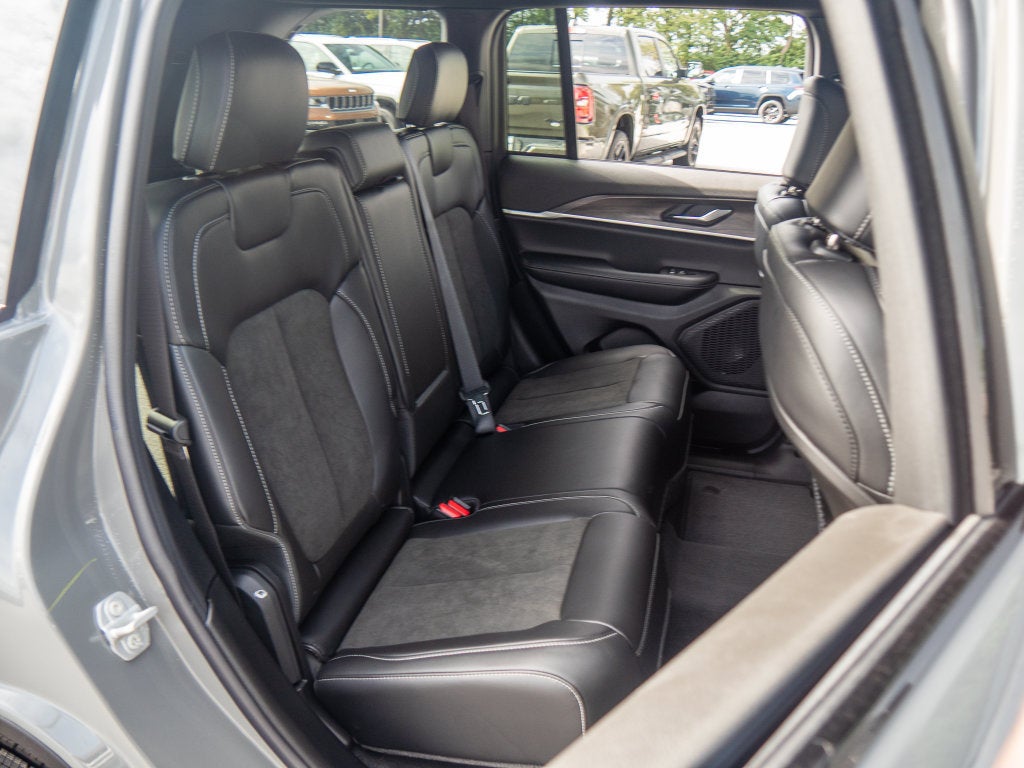 2027 Jeep Grand Cherokee Laredo Altitude