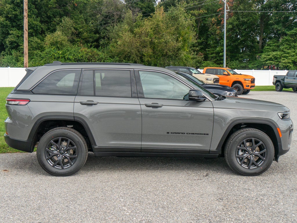 2027 Jeep Grand Cherokee Laredo Altitude