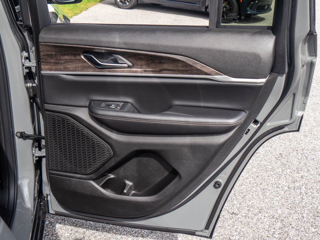 2027 Jeep Grand Cherokee Laredo Altitude