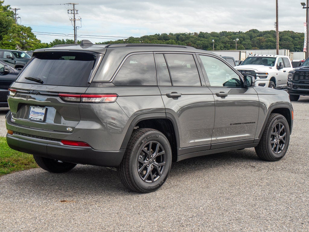 2027 Jeep Grand Cherokee Laredo Altitude