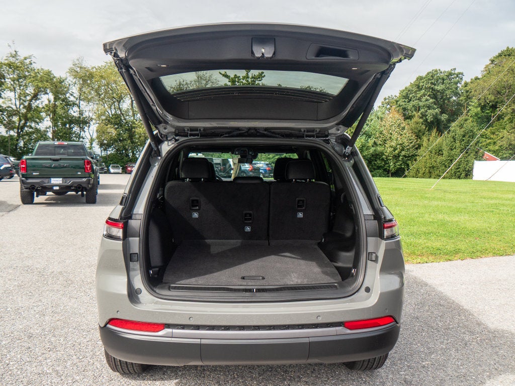 2027 Jeep Grand Cherokee Laredo Altitude