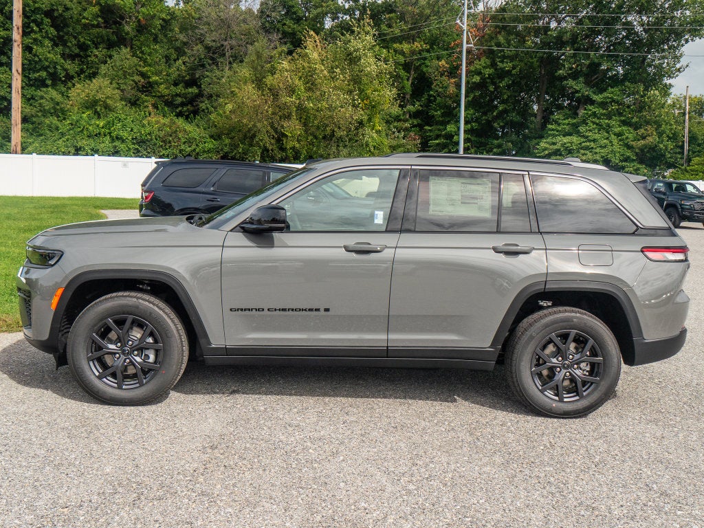 2027 Jeep Grand Cherokee Laredo Altitude
