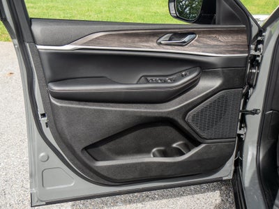 2027 Jeep Grand Cherokee Laredo Altitude