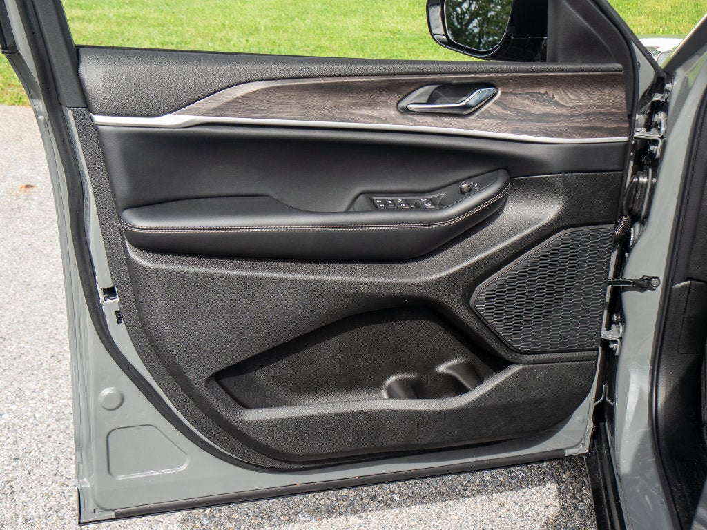 2027 Jeep Grand Cherokee Laredo Altitude