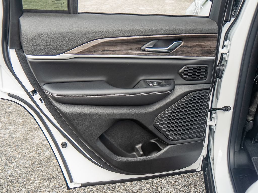 2027 Jeep Grand Cherokee Limited Reserve