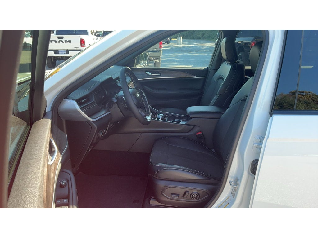 2027 Jeep Grand Cherokee L Laredo Altitude