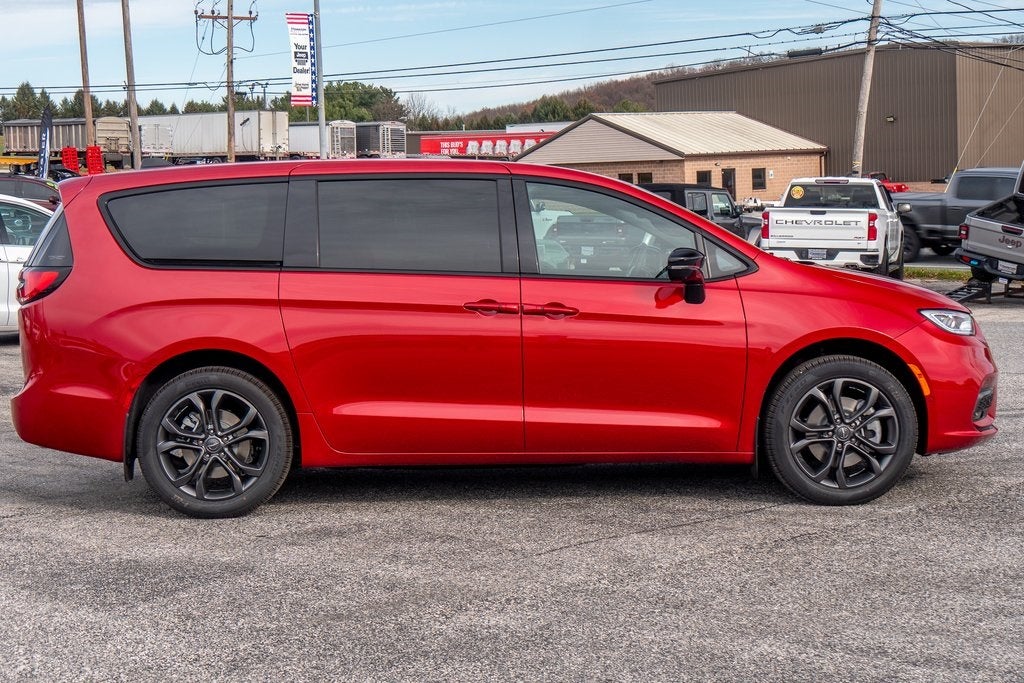 2026 Chrysler Pacifica Select