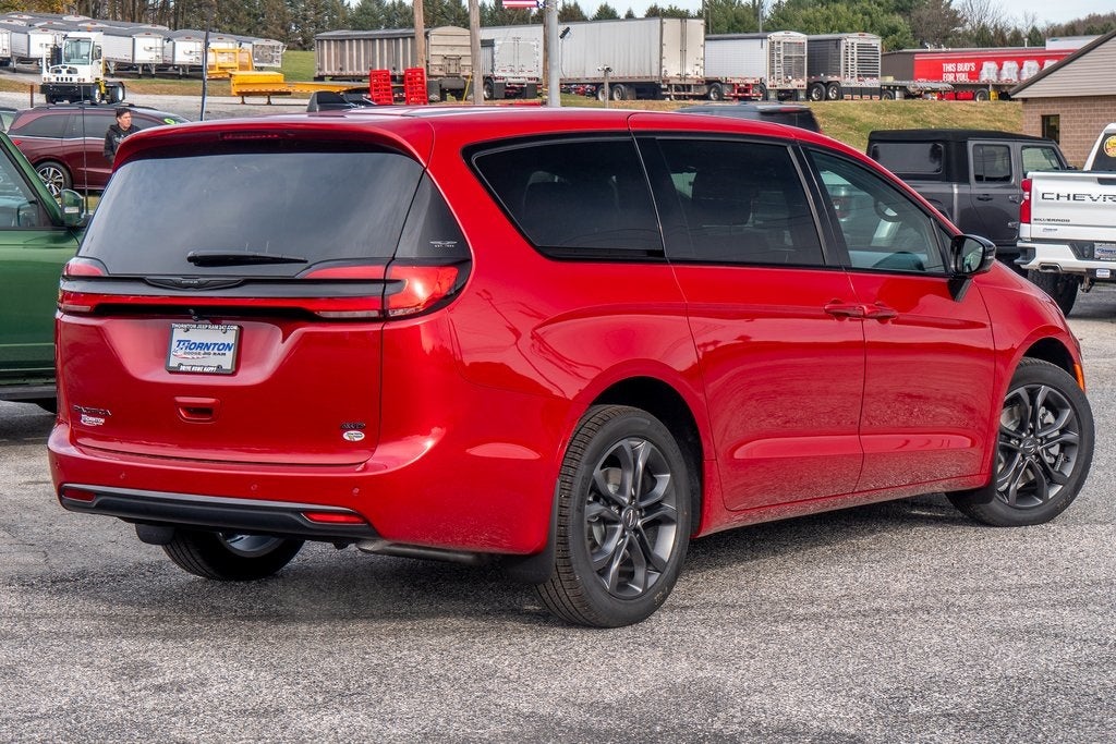 2026 Chrysler Pacifica Select